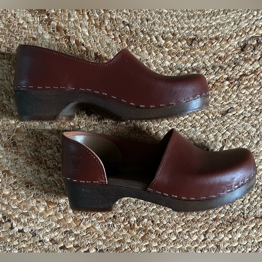 *SOLD* Sandgrens Low Closed Back Brett Clogs